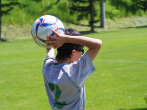 スローインを投げる少年