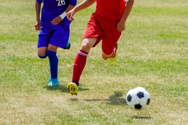 サッカーをする少年の画像